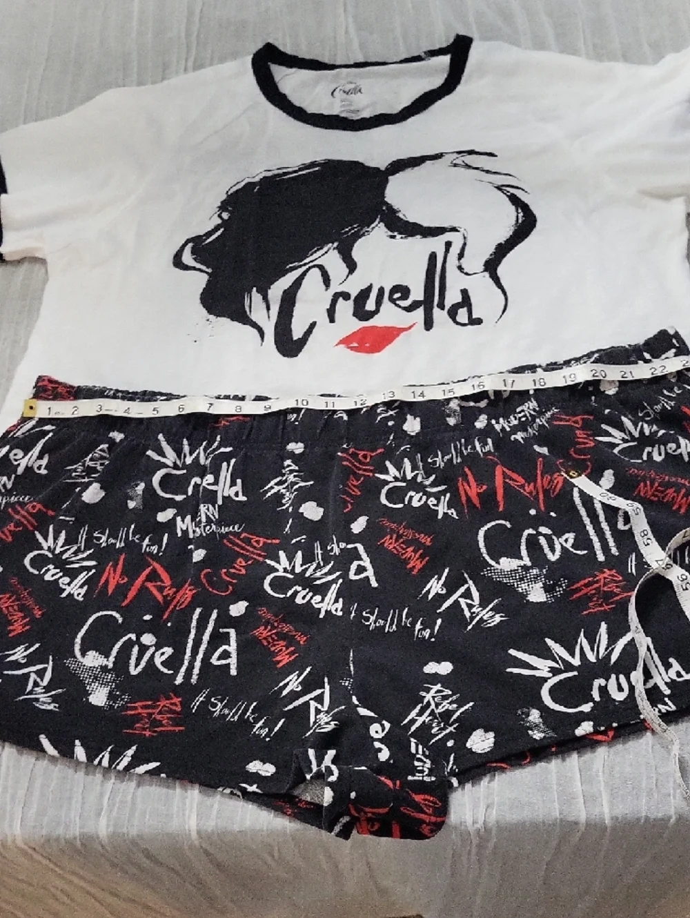 Disney 3x Cruella White and Black Crewneck T-Shirt And Shorts Pajamad - Picture 6 of 15